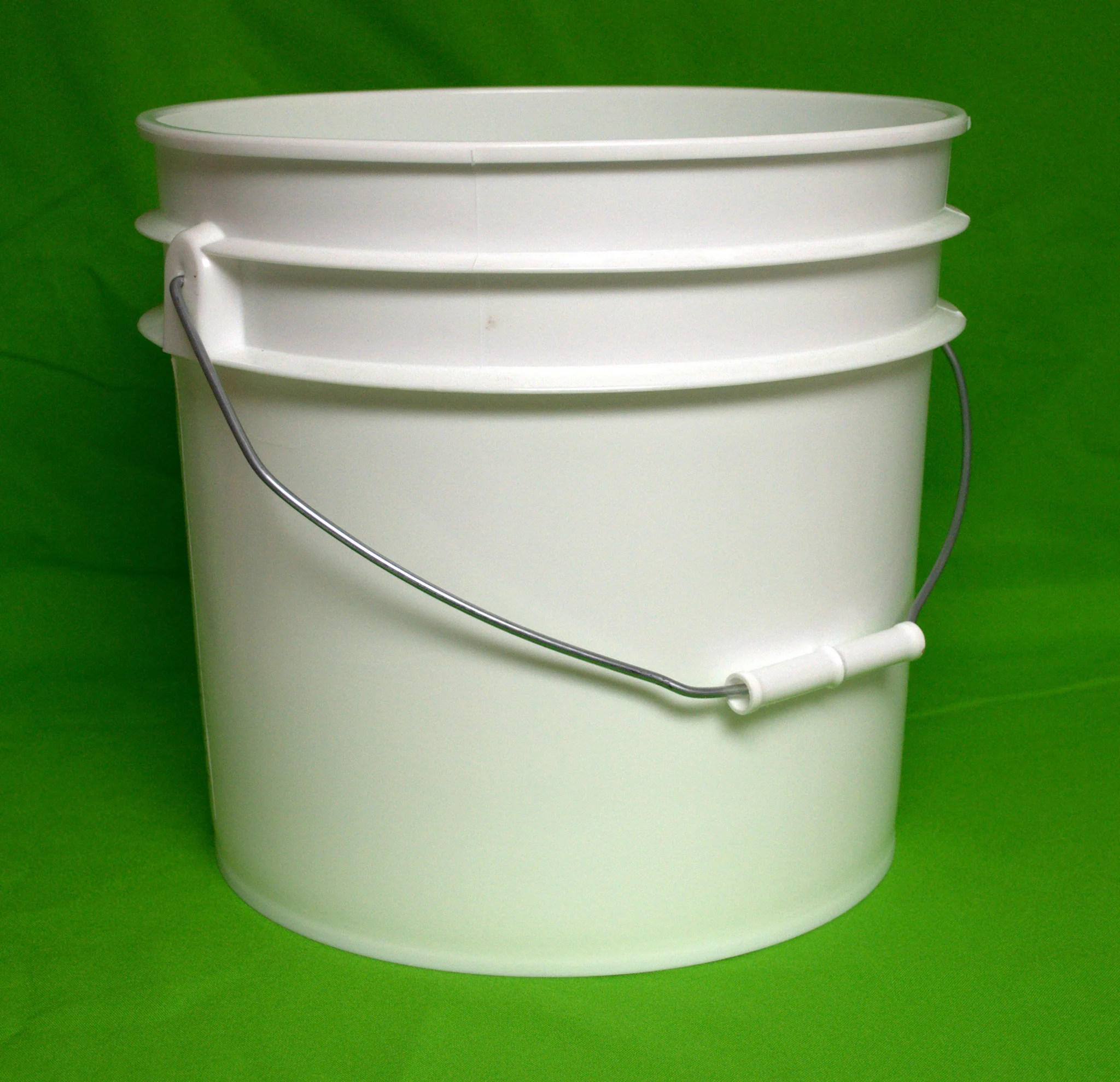 4 gallon bucket  Lee Fisher